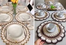 Decoração de mesa com jogo americano de crochê em diferentes estilos e cores, ideal para uma mesa posta elegante.