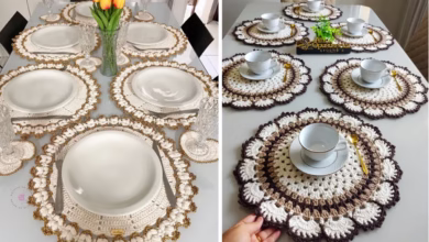 Decoração de mesa com jogo americano de crochê em diferentes estilos e cores, ideal para uma mesa posta elegante.