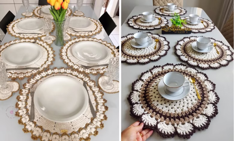 Decoração de mesa com jogo americano de crochê em diferentes estilos e cores, ideal para uma mesa posta elegante.