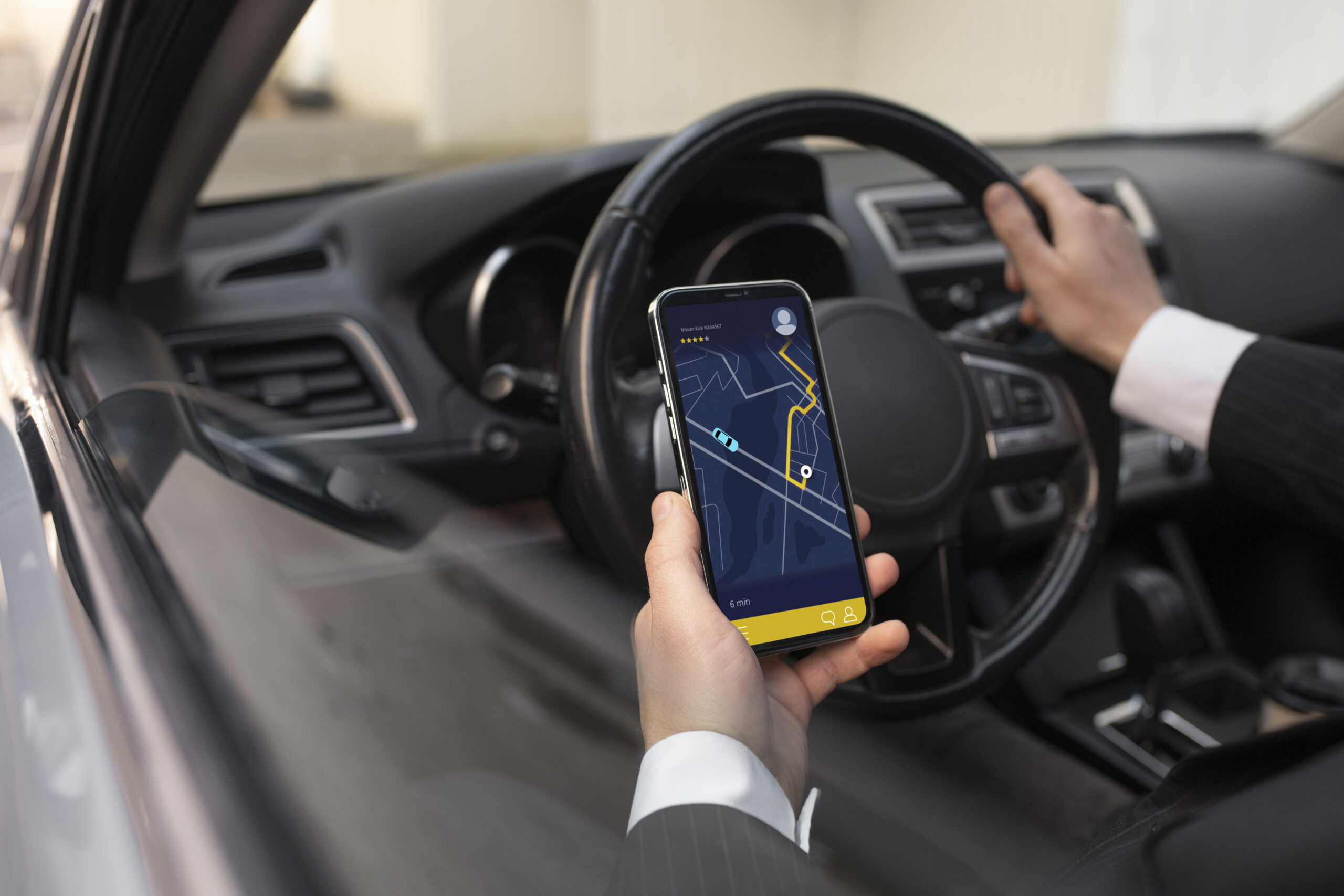 Motorista de aplicativo segura um smartphone com o app de navegação na tela, ilustrando o trabalho e seus desafios em 2025