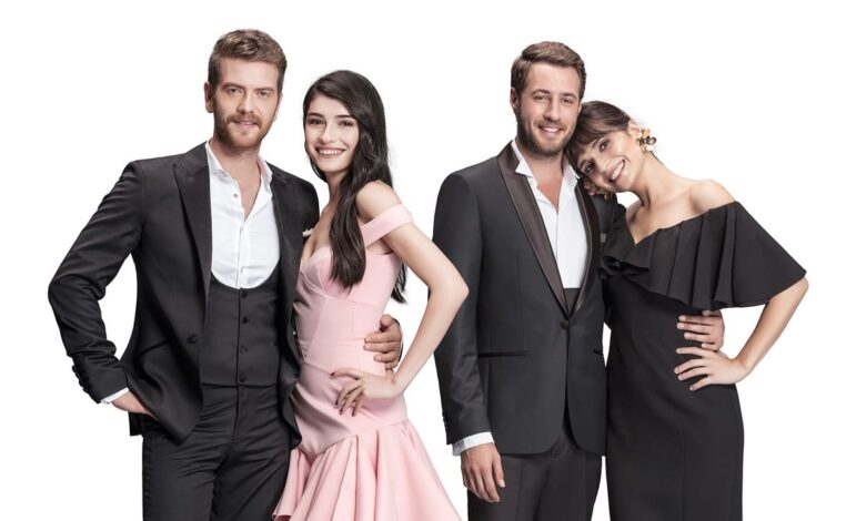 A imagem do elenco da novela turca 'Yüksek Sosyete', com dois casais em trajes de gala.