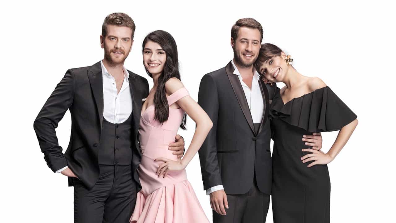 A imagem do elenco da novela turca 'Yüksek Sosyete', com dois casais em trajes de gala.