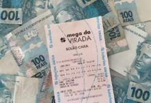 Imagem do bilhete da Mega da Virada com cédulas de 100 reais ao fundo, destacando o sorteio milionário.