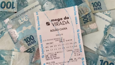 Imagem do bilhete da Mega da Virada com cédulas de 100 reais ao fundo, destacando o sorteio milionário.