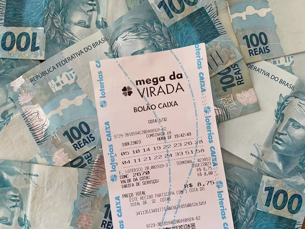 Imagem do bilhete da Mega da Virada com cédulas de 100 reais ao fundo, destacando o sorteio milionário.