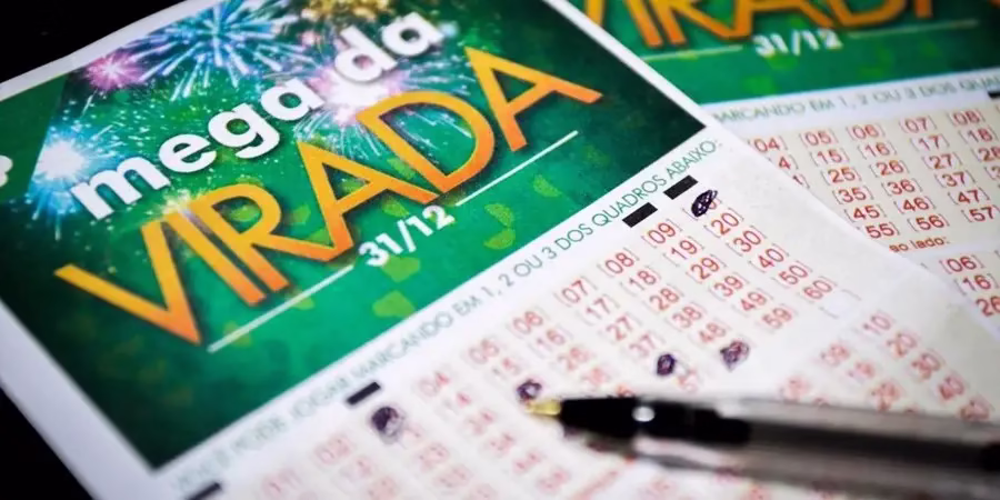 Bilhete da Mega da Virada com números marcados e o logo da loteria em destaque.