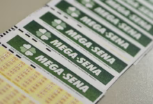 Imagem de bilhetes da Mega-Sena, exibindo números e a informação sobre os sorteios, destacando o número 10 como o mais sorteado.