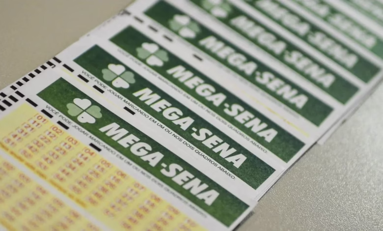Imagem de bilhetes da Mega-Sena, exibindo números e a informação sobre os sorteios, destacando o número 10 como o mais sorteado.