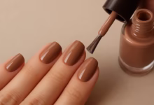 Unhas esmaltadas na cor Mocha Mousse, tendência nude elegante