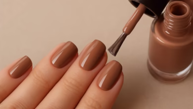 Unhas esmaltadas na cor Mocha Mousse, tendência nude elegante