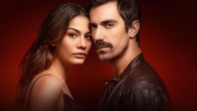 Casal protagonista da novela turca Meu Lar, Meu Destino em fundo vermelho