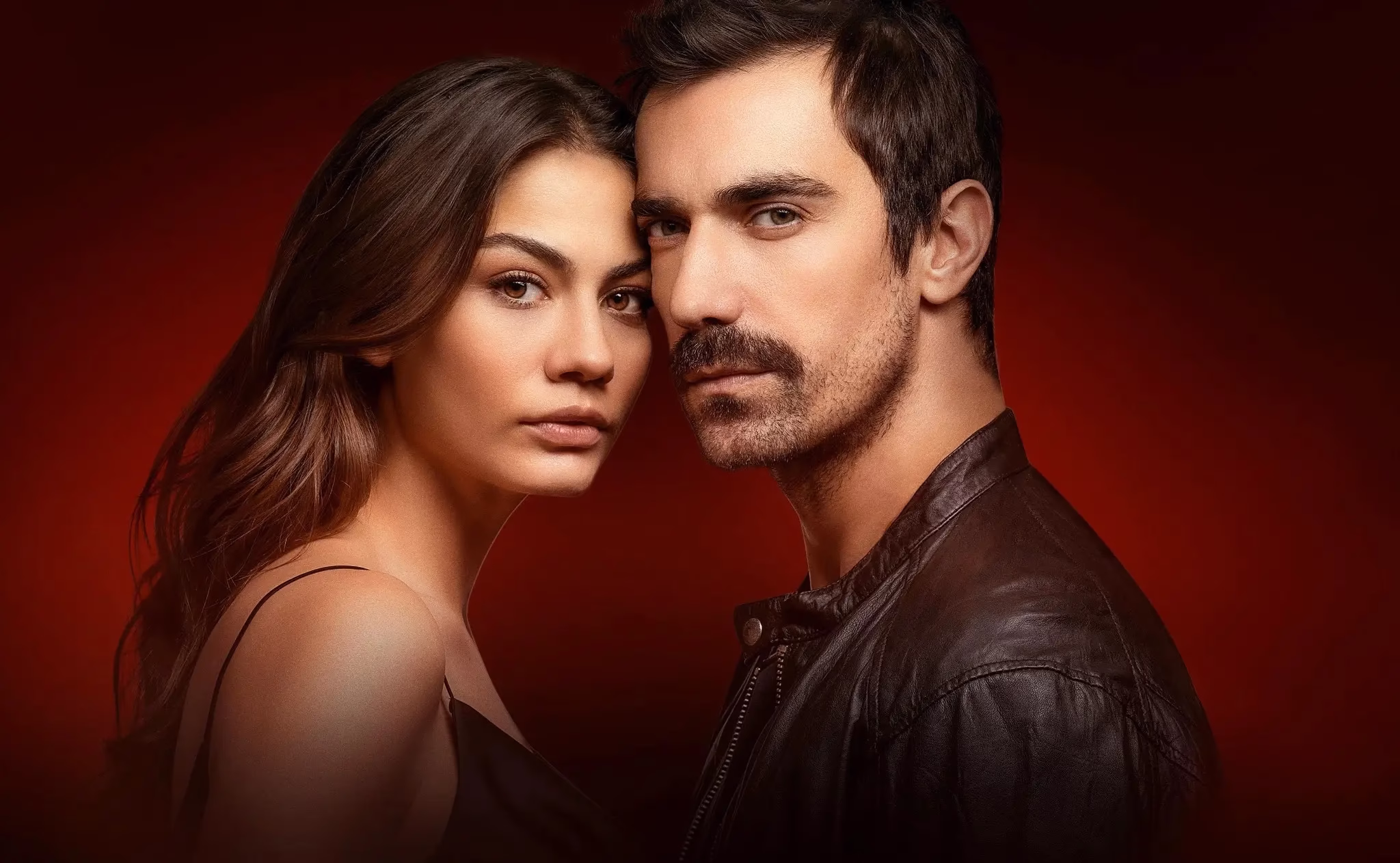 Casal protagonista da novela turca Meu Lar, Meu Destino em fundo vermelho