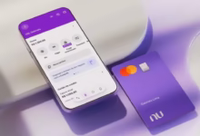 Interface do aplicativo Nubank exibindo saldo e cartão roxo com anúncio de nova função para parcelar boletos