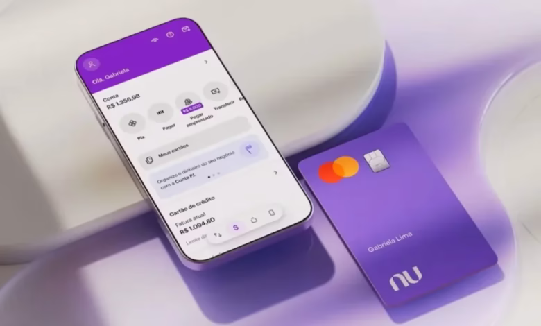 Interface do aplicativo Nubank exibindo saldo e cartão roxo com anúncio de nova função para parcelar boletos