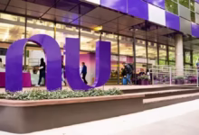 Imagem da fachada do escritório do Nubank com o logo destacado em roxo, indicando a parceria com a Claro para o NuCel.