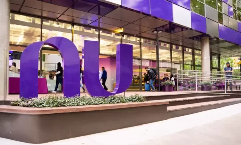 Imagem da fachada do escritório do Nubank com o logo destacado em roxo, indicando a parceria com a Claro para o NuCel.