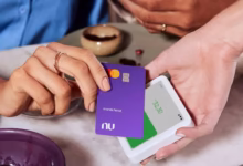 Cartão Nubank roxo sendo utilizado para pagamento em dispositivo de pagamento.