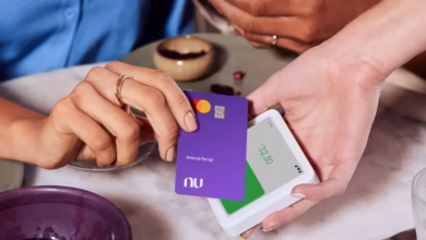 Cartão Nubank roxo sendo utilizado para pagamento em dispositivo de pagamento.