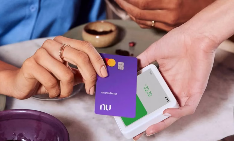 Cartão Nubank roxo sendo utilizado para pagamento em dispositivo de pagamento.