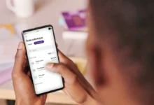 Cliente utilizando aplicativo do Nubank para acessar informações de cobranças em smartphone.