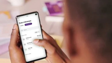 Cliente utilizando aplicativo do Nubank para acessar informações de cobranças em smartphone.