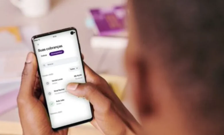 Cliente utilizando aplicativo do Nubank para acessar informações de cobranças em smartphone.