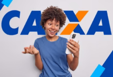 Mulher sorridente usando celular com logotipo da Caixa ao fundo