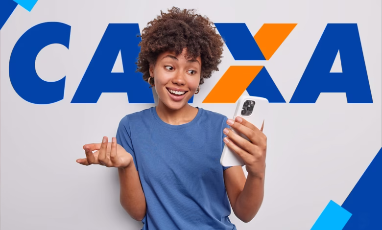 Mulher sorridente usando celular com logotipo da Caixa ao fundo