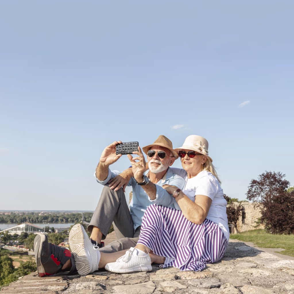 Casal de idosos tirando selfie juntos ao ar livre