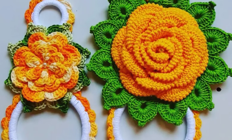 Porta-pano de prato em crochê com flores coloridas em tons de laranja e verde, ideal para decorar e organizar a cozinha