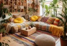 Sala boho chic com crochê, plantas e decoração artesanal colorida