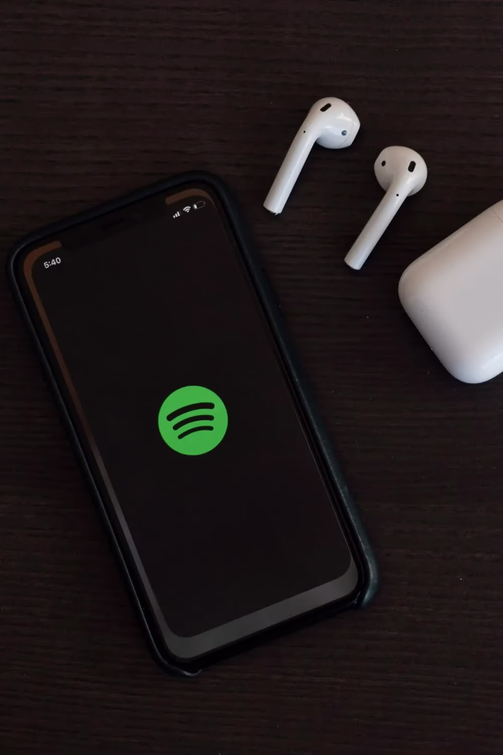 Logo do Spotify exibido em um smartphone, representando o serviço de streaming.