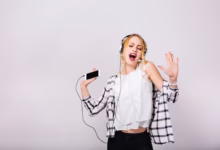 Mulher curtindo música enquanto canta e dança, representando a experiência de usar o Spotify.