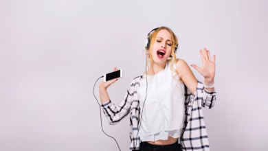 Mulher curtindo música enquanto canta e dança, representando a experiência de usar o Spotify.
