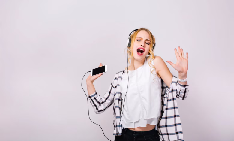 Mulher curtindo música enquanto canta e dança, representando a experiência de usar o Spotify.