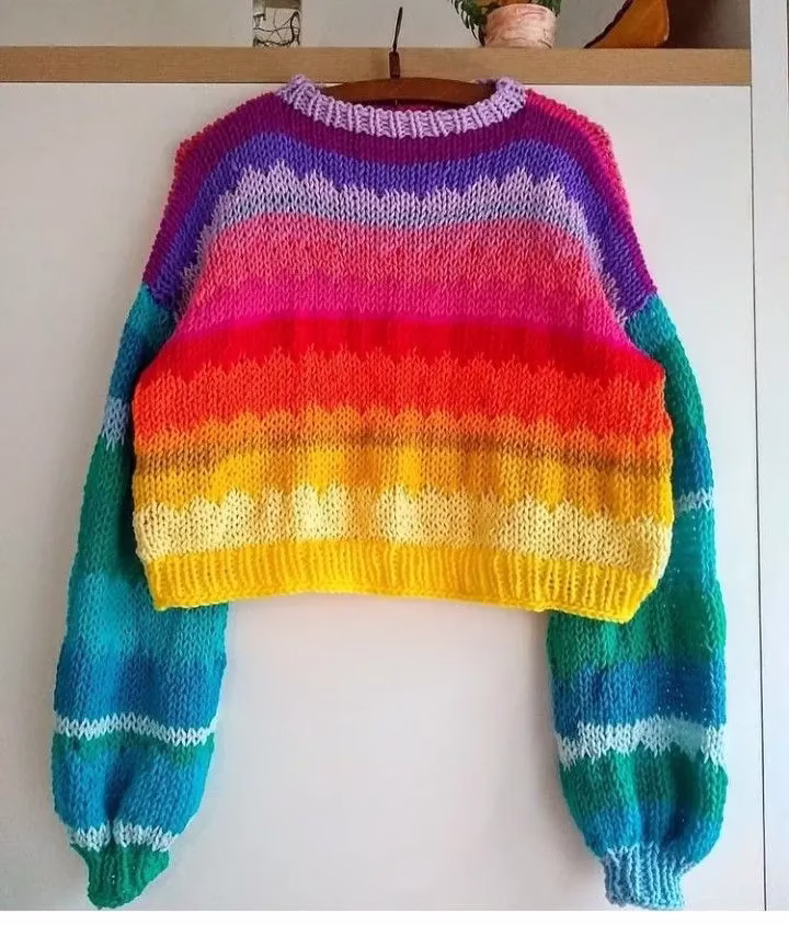 Suéter de crochê colorido com listras vibrantes em tons de arco-íris