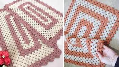 Imagem de tapete retangular de crochê em tons de rosa e bege, com um design fácil e indicado para iniciantes.