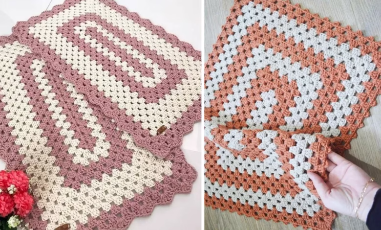 Imagem de tapete retangular de crochê em tons de rosa e bege, com um design fácil e indicado para iniciantes.
