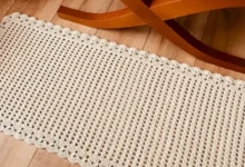 Tapete de crochê elegante em tom neutro, com borda delicada, perfeito para decorar qualquer ambiente.