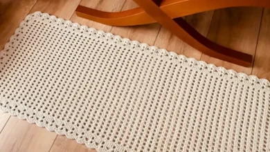 Tapete de crochê elegante em tom neutro, com borda delicada, perfeito para decorar qualquer ambiente.