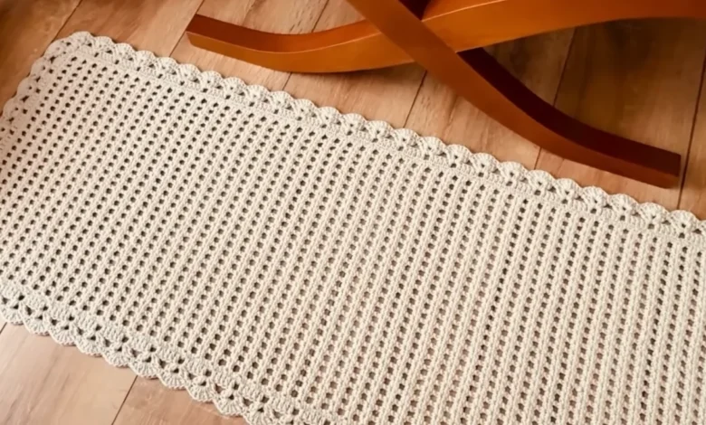 Tapete de crochê elegante em tom neutro, com borda delicada, perfeito para decorar qualquer ambiente.