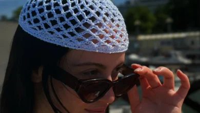 Touca de crochê branca no estilo street style, com formato moderno e fashion.