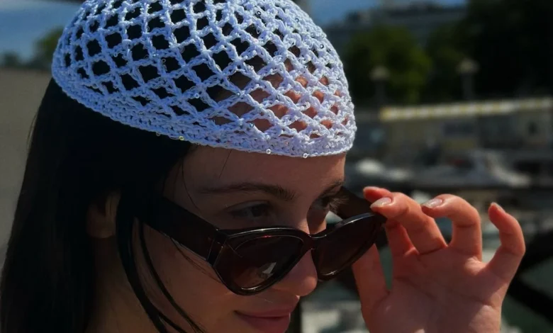 Touca de crochê branca no estilo street style, com formato moderno e fashion.
