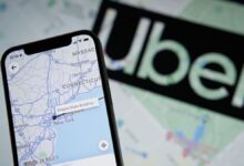 Smartphone exibindo o aplicativo Uber com um mapa, representando o trabalho de motorista de aplicativo em 2025