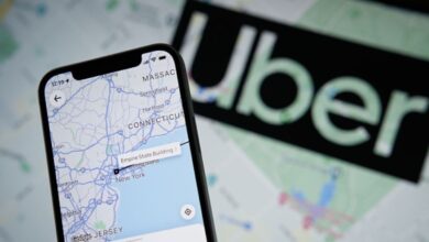 Smartphone exibindo o aplicativo Uber com um mapa, representando o trabalho de motorista de aplicativo em 2025