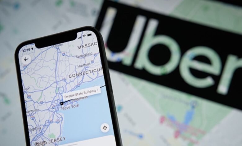 Smartphone exibindo o aplicativo Uber com um mapa, representando o trabalho de motorista de aplicativo em 2025