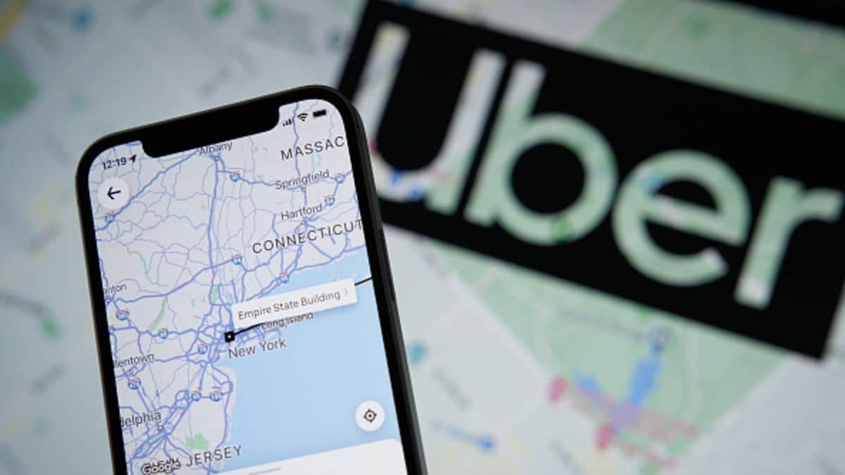 Smartphone exibindo o aplicativo Uber com um mapa, representando o trabalho de motorista de aplicativo em 2025