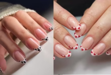 Unhas francesinhas modernas com designs criativos em preto e branco e corações vermelhos.