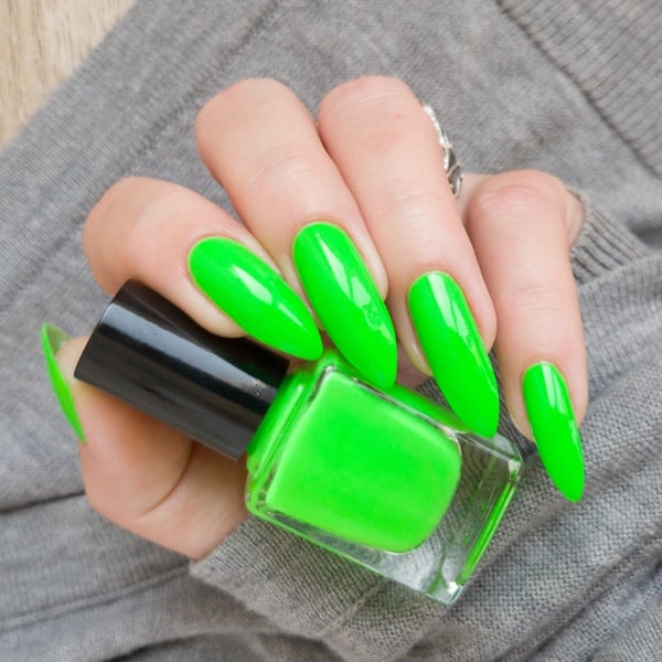 Unhas com esmalte verde neon, destacando a cor vibrante.