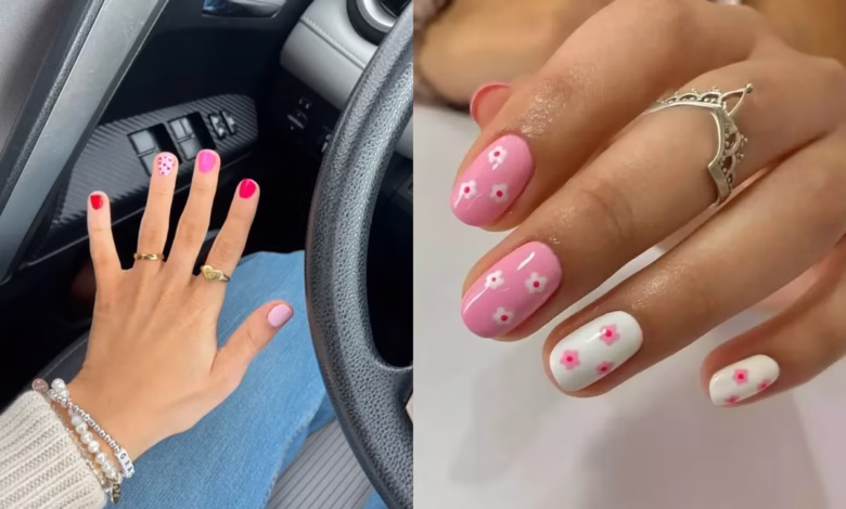 Unhas curtas decoradas com tons de rosa e detalhes florais.